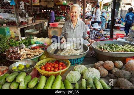 Femme âgée avec produire peut caler au marché Duoc, Province de Long An, Delta du Mekong, Vietnam Banque D'Images