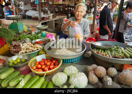 Femme âgée avec produire peut caler au marché Duoc, Province de Long An, Delta du Mekong, Vietnam Banque D'Images