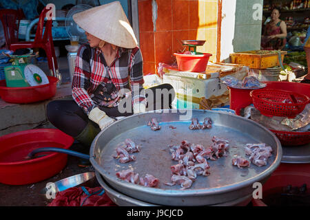 Femme vendant des grenouilles, pouvez Duoc Marché, Province de Long An, Delta du Mekong, Vietnam Banque D'Images