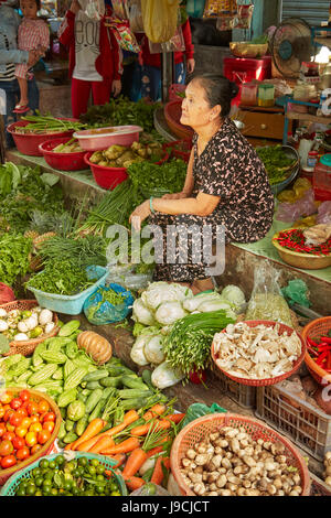 Femme avec produire peut caler au marché Duoc, Province de Long An, Delta du Mekong, Vietnam Banque D'Images