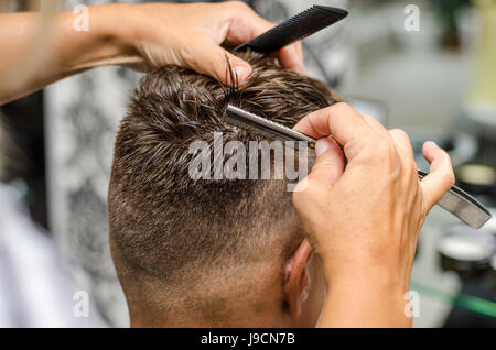 Coupe de cheveux coiffure homme rasoir à dents Banque D'Images