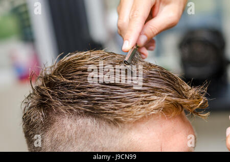 Coupe de cheveux coiffure homme rasoir à dents Banque D'Images