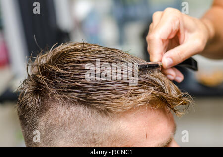 Coupe de cheveux coiffure homme rasoir à dents Banque D'Images