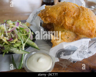 Repas Fish and chips avec Une petite salade Banque D'Images