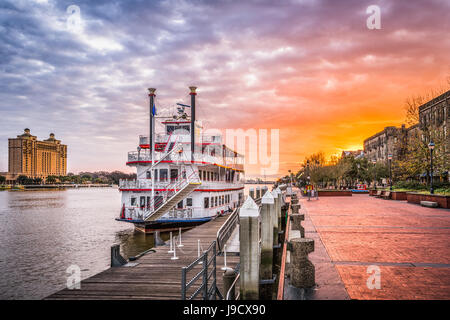 Savannah, Georgia, USA Riverfront Promenade au lever du soleil. Banque D'Images