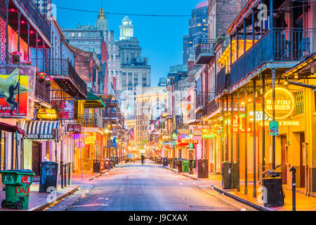 La Nouvelle-Orléans, Louisiane - 10 MAI 2016 : Bourbon Street en début de matinée. La vie nocturne renommée destination est au coeur du Quartier Français. Banque D'Images