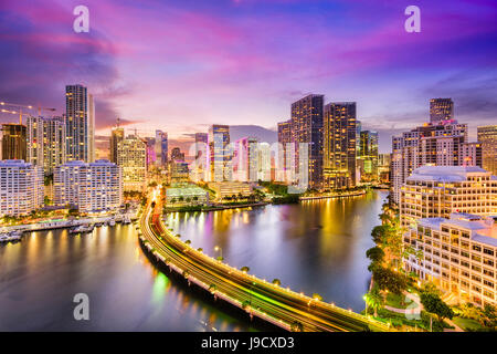 Miami, Floride, USA skyline sur Biscayne Bay. Banque D'Images