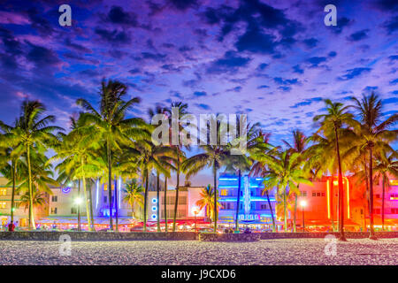 Miami Beach, Floride, USA sur Ocean Drive au coucher du soleil. Banque D'Images