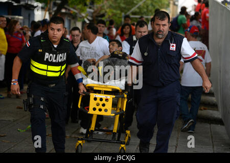 En cas d'urgence se précipiter dehors un poignard victimes qui a été agressé en regardant à San José, sur la Plaza de la Democracía comme l'équipe nationale du Costa Rica Banque D'Images