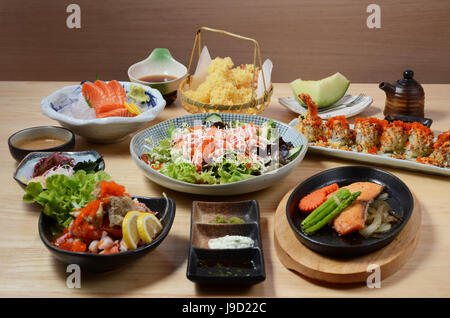 Le riz gluant à la mangue smoothie à la mangue sur table. Banque D'Images