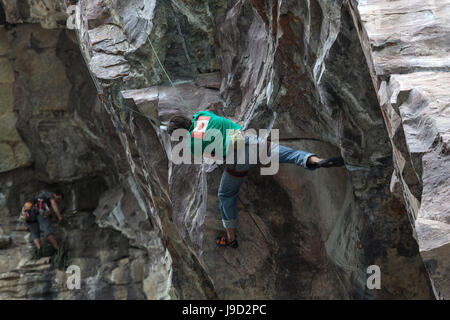 Les alpinistes, grimpeurs dans une face raide, Banff National Park, montagnes Rocheuses, Alberta, Canada Banque D'Images