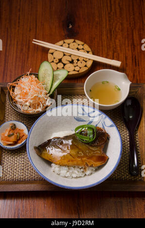 Le riz gluant à la mangue smoothie à la mangue sur table. Banque D'Images