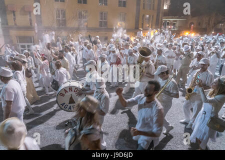 Weisses Pulver und weisse Kleidung und Kapelle Banda de Agaete beim Karneval La fiesta de los Indianos, Las Palmas de Gran Canaria, Kanarische Inseln, Banque D'Images