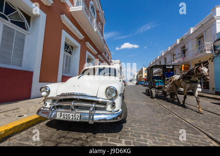 Classic 1950 Plymouth taxi, connu localement comme almendrones dans la ville de Cienfuegos, Cuba, Antilles, Caraïbes Banque D'Images