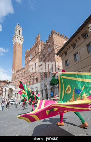 Exposition de vêtements traditionnels typiques et les drapeaux des différentes contradas, Piazza del Campo, Sienne, l'UNESCO, Toscane, Italie Banque D'Images