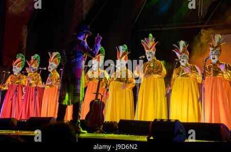 La murga Araca effectuant la Cana pendant le Carnaval au Teatro de Verano à Montevideo, Uruguay, Amérique du Sud Banque D'Images