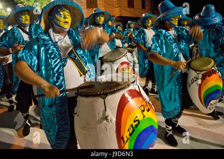 Murgas traditionnels des écoles de samba et d'effectuer dans les rues pendant le Carnaval de Montevideo, Uruguay, Amérique du Sud Banque D'Images