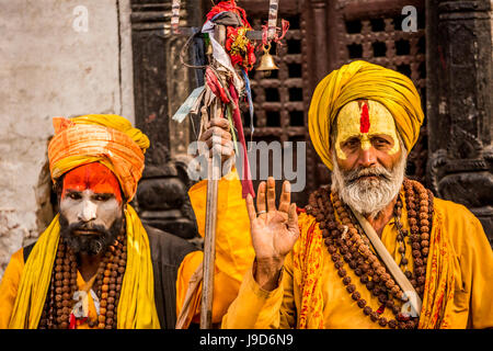 Saints hommes hindous au temple de Pashupatinath, Katmandou, Népal, Asie Banque D'Images