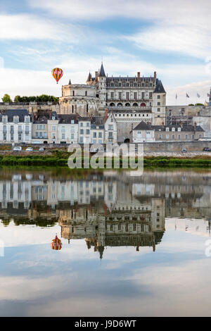 Ballon à air chaud dans le ciel au-dessus du château, Amboise, UNESCO World Heritage Site, Indre-et-Loire, Loire, France, Europe Banque D'Images