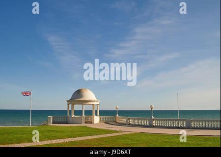 Vue vers la Manche de De La Warr Pavilion, Bexhill-on-Sea, East Sussex, Angleterre, Royaume-Uni, Europe Banque D'Images