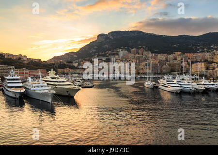 Coucher du soleil sur des super yachts, glamour de Monaco Harbour (Port Hercule), de la mer, Monte Carlo, Monaco, Cote d'Azur Banque D'Images