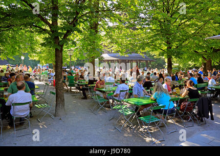 Jardin de bière à la Chinesischer Turm dans le jardin anglais, Munich, Haute-Bavière, Bavaria, Germany, Europe Banque D'Images