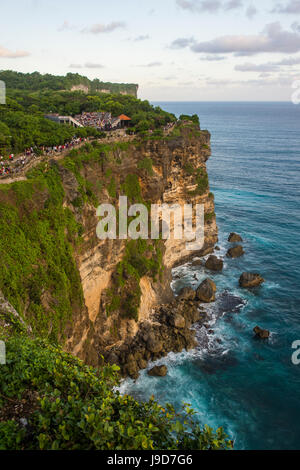 Les falaises abruptes dans le Temple d'Uluwatu (Pura Luhur Uluwatu, Uluwatu, Bali, Indonésie, Asie du Sud, Asie Banque D'Images