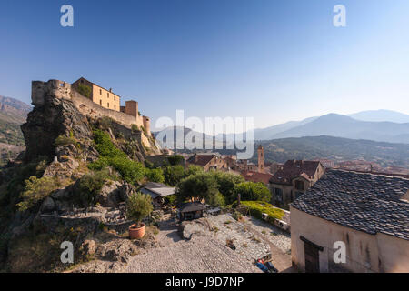 Vue sur la vieille ville de citadelle de Corte perchée sur la colline, entourée de montagnes, Haute-Corse, Corse, France, Europe Banque D'Images