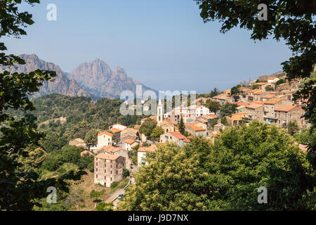 L'ancienne citadelle de Evisa perché sur la colline, entourée de montagnes, la Corse du Sud, France, Europe Banque D'Images