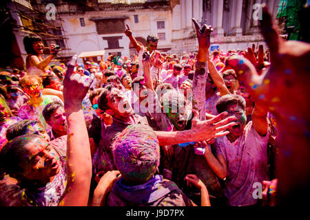 Jeter à la foule pigment Holi Festival, Durbar Square, Katmandou, Népal, Asie Banque D'Images