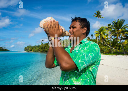 Man blowing locales une énorme conque, Aitutaki Lagoon, Rarotonga et les Îles Cook, du Pacifique Sud, du Pacifique Banque D'Images