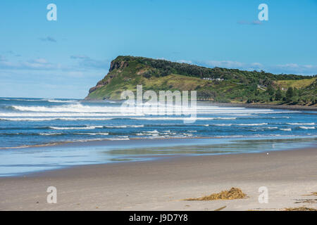 Longue plage de sable à Lennox Head, à Byron Bay, Queensland, Australie, Pacifique Banque D'Images