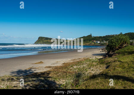 Longue plage de sable à Lennox Head, à Byron Bay, Queensland, Australie, Pacifique Banque D'Images