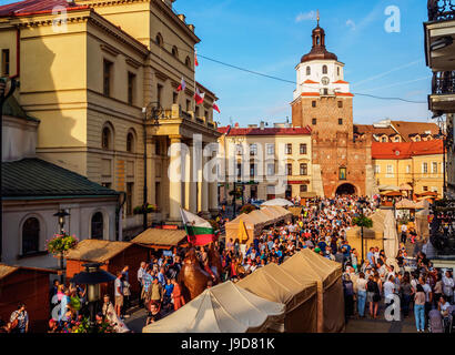 La rue Krakowskie Przedmiescie, juste des Jagellon de Cracovie, l'Hôtel de Ville et Gate, Ville de Lublin, Lublin Voivodeship, Pologne, Europe Banque D'Images