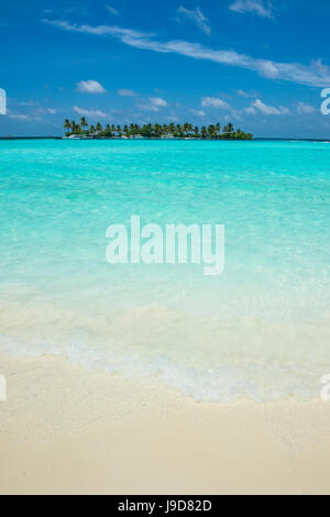 Petite île dans l'eau turquoise, Sun Island Resort, l'île de Dhiffushi, Ari atoll, Maldives, océan Indien, Asie Banque D'Images