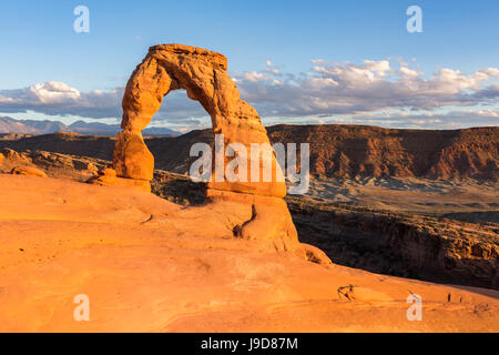 Delicate Arch au golden hour, Arches National Park, Moab, Grand County, Utah, USA, Amérique du Nord Banque D'Images