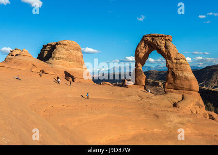 Peuples autochtones à Delicate Arch au golden hour, Arches National Park, Moab, Grand County, Utah, USA, Amérique du Nord Banque D'Images