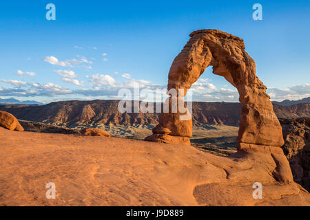 Delicate Arch au golden hour, Arches National Park, Moab, Grand County, Utah, USA, Amérique du Nord Banque D'Images