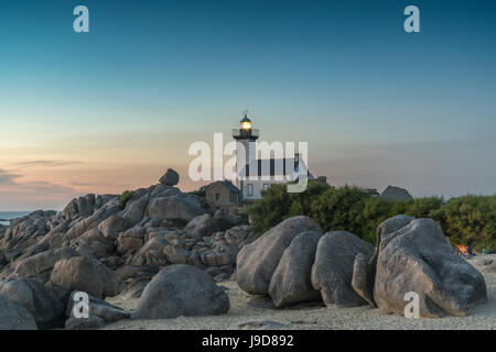 Crépuscule au phare de Pontusval Brignogan Plage, Finistère, Bretagne, France, Europe, Banque D'Images