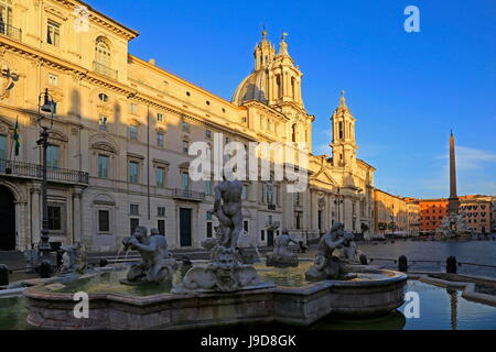 Fontana del Nettuno et Fontana dei Quattro Fiumi dans Piazza Navona, Rome, Latium, Italie, Europe Banque D'Images