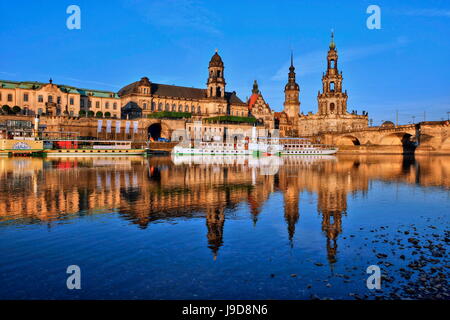 La rivière de l'Elbe et de la vieille ville d'horizon, Dresde, Saxe, Allemagne, Europe Banque D'Images