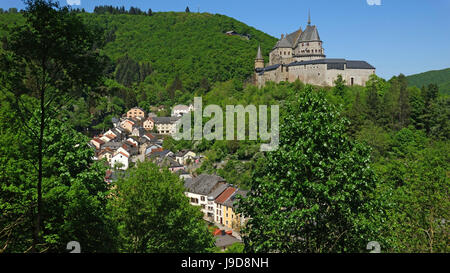 Le château de Vianden dans le canton de Vianden, Grand-duché de Luxembourg, Europe Banque D'Images