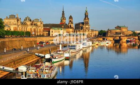 La rivière de l'Elbe et de la vieille ville d'horizon, Dresde, Saxe, Allemagne, Europe Banque D'Images