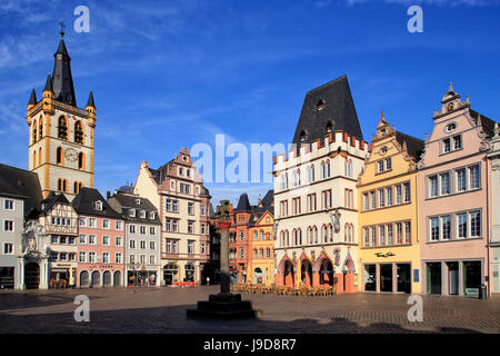 La Hauptmarkt, Place du marché, avec l'église Saint Gangolf Steipe et bâtiment, Trèves, Moselle, Rhénanie-Palatinat, Allemagne Banque D'Images