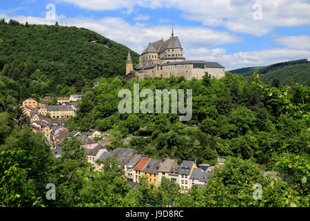 Le château de Vianden au-dessus de la Ville de Vianden sur notre rivière, Canton de Vianden, Grand-duché de Luxembourg, Europe Banque D'Images