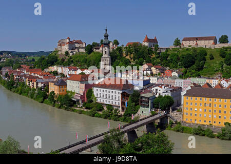 La rivière Salzach et la vieille ville avec château, Burghausen, Haute-Bavière, Bavaria, Germany, Europe Banque D'Images