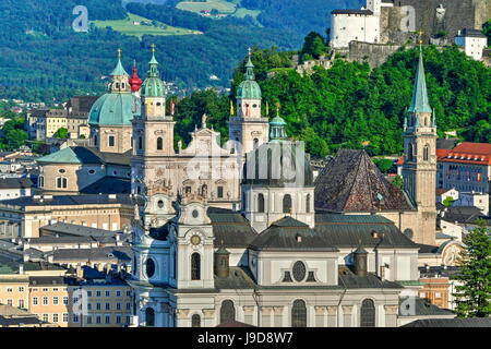 Vue vers la cathédrale, collégiale et la forteresse de Hohensalzburg, Salzbourg, Autriche, Europe Banque D'Images