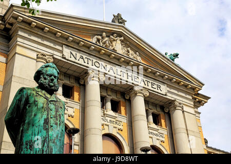 Ibsen statue devant le Théâtre National, Oslo, Norway, Scandinavia, Europe Banque D'Images