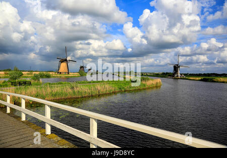 Les moulins à vent de Kinderdijk, UNESCO World Heritage Site, Hollande méridionale, Pays-Bas, Europe Banque D'Images