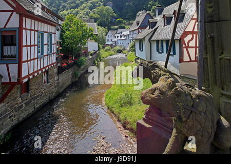 Maisons à colombages de Monreal sur rivière Elz, Eifel, Rhénanie-Palatinat, Allemagne, Europe Banque D'Images